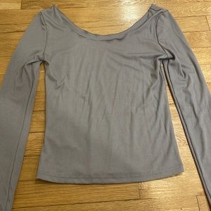 grey long sleeve shirt